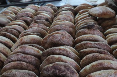 Taze Pişmiş Geleneksel Ekmek Ekmekleri