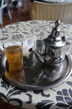 Paslanmaz çaydanlık ile Arap çay stili