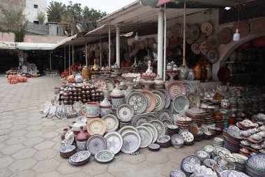 Renkli El Yapımı Seramik Çömlek Gösterimi