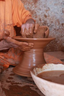 Zanaatkar Eller Kil Çömleği Oluşturuyor