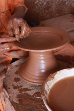 Zanaatkar Eller Kil Çömleği Oluşturuyor