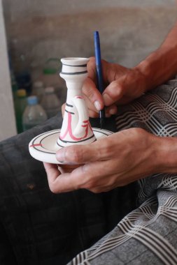 Zanaatkar Eller Kil Çömleği Oluşturuyor