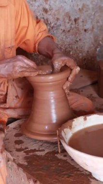 Zanaatkar Eller Kil Çömleği Oluşturuyor