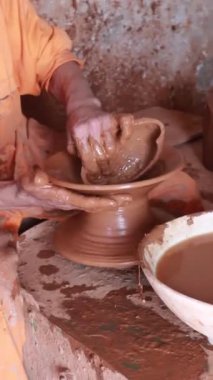 Zanaatkar Eller Kil Çömleği Oluşturuyor