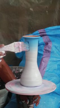 Zanaatkar Eller Çamur Çömleği Yapıyor ve Boyuyor