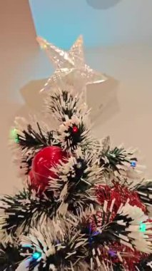 Süslü Noel Ağacının Kırmızı Süslemeleri ve Renkli Işıkları Altında