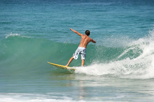 Jonge jongen surfen — Stockfoto