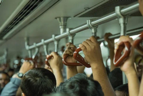 地下鉄の電車での手 — ストック写真