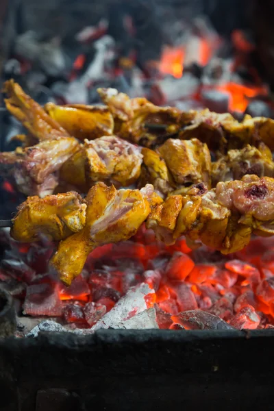 Charcoal chicken skewers — Stock Photo, Image