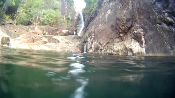 Klong PLESÓNÉ vízesés, Koh Chang, Thaiföld — Stock videók