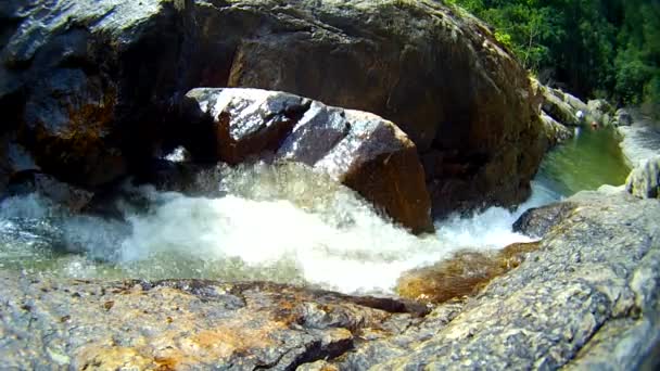 Flux coulant sur la roche — Video