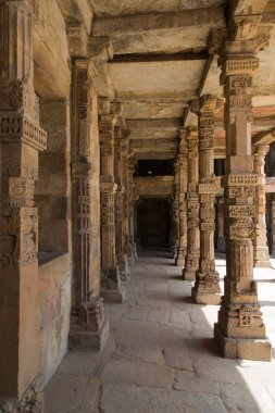 İyi hazırlanmış sütunlar, Qutub Minar karmaşık, Delhi, India 