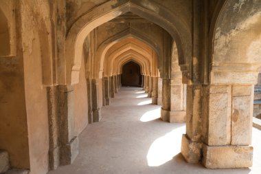 Gandhak Bauli, Mehrauli Köyü Yeni Delhi, Hindistan