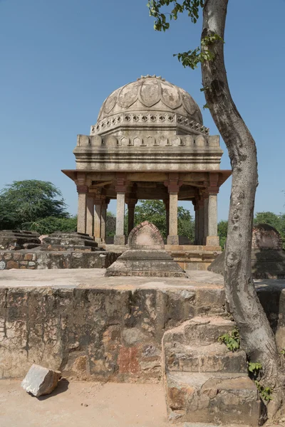 Archeologische gebouw in Mehrauli Park, New Delhi — Stockfoto