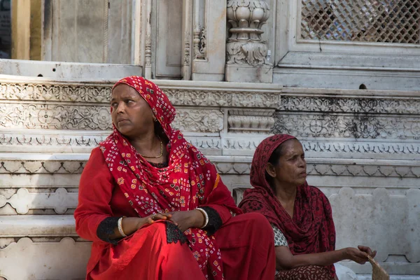 Indické ženy sedící — Stock fotografie