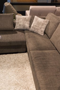 Modern kanepe yastık ile