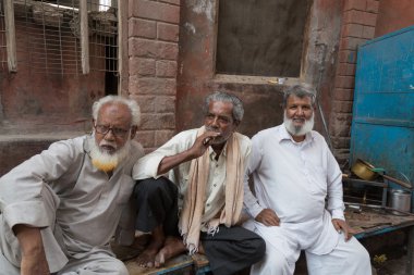 Büyükler düzeyinde men oturan