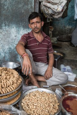 Hint satıcı salonu üzerinde oturan