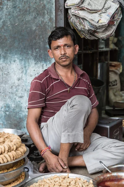 Indiase leverancier zittend op de winkel — Stockfoto