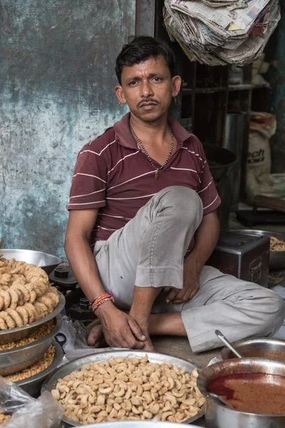 Indischer Verkäufer sitzt auf dem Geschäft — Stockfoto