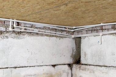 Bir amatör tarafından yapılmış bir boru hattı. Yanlış çalıştırılmış boru ya da su kaynağı. 