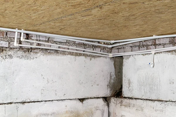 Bir amatör tarafından yapılmış bir boru hattı. Yanlış çalıştırılmış boru ya da su kaynağı. 