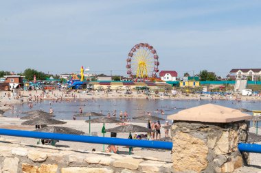 Sol-Iletsk, Rusya, 08.27.2020. Dunino Gölü. Salt Lakes 'de dinlenen turistlerin olduğu sahili görmek. Sol-Iletsk tatil köyü.