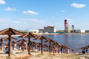 Sol-Iletsk, Rusya, 08.27.2020. Tuz madenciliği şirketi Russol 'un manzarası. Salt Lakes 'de dinlenen turistlerin olduğu sahili görmek. Razval Gölü. Sol-Iletsk tatil köyü.