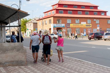 Sol-Iletsk, Rusya, 08.27.2020. Turistler şehirde dolaşır. Sol-Iletsk tatil köyü.