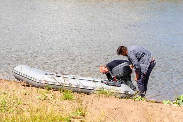 Рыбаки Устанавливают Мотор Лодки Надувную Лодку — стоковое фото