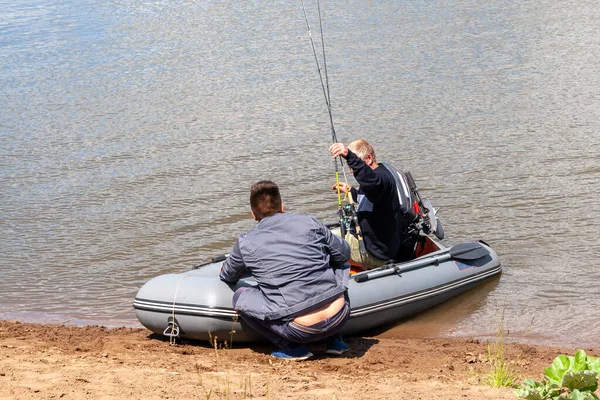 Fiskare Förbereder Sig För Att Segla Uppblåsbar Båt Med Utombordsmotor — Stockfoto