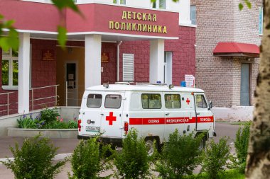 Ufa, Rusya, 05.22.2020. Çocuk polikliniğine yakın bir ambulans arabası..