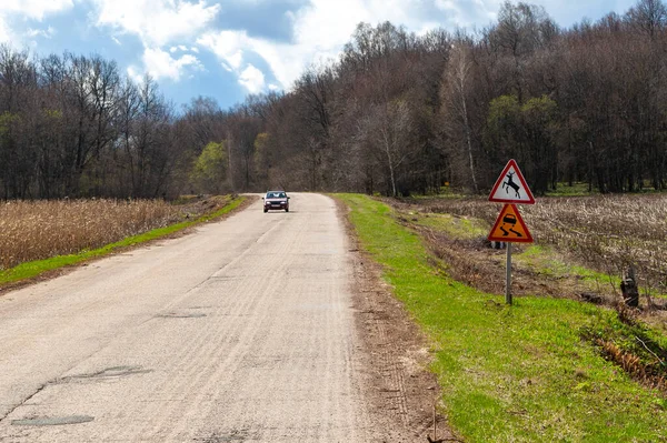 Yol tabelası, vahşi hayvanlar. Rusya 'da yol işaretleri. Ormanın önündeki yolda yol tabelası.