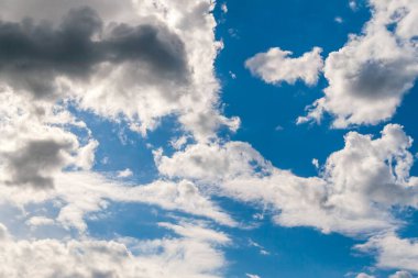 Mavi gökyüzüne karşı garip bulutlar. Güneşe karşı tuhaf bulutlar.