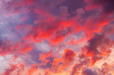 Gün batımında bulutlar. Rahatsız edici dramatik gökyüzü. 