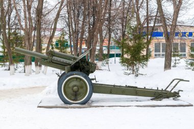 İkinci Dünya Savaşı 'ndan kalma topçu topları, yan görüş. Büyük Vatanseverlik Savaşı 'nın Zaferi Anıtı.