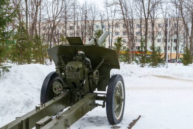 Chishmy, Rusya, 03.19.2021. Büyük Vatanseverlik Savaşı 'ndaki zaferin anısına. İkinci Dünya Savaşı 'ndan kalma topçu tüfeği, arkadan görülüyor..