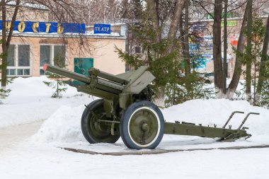 Chishmy, Rusya, 03.19.2021. İkinci Dünya Savaşı 'ndan kalma topçu tüfeği, yandan ve önden. Büyük Vatanseverlik Savaşı 'nın Zaferi Anıtı.