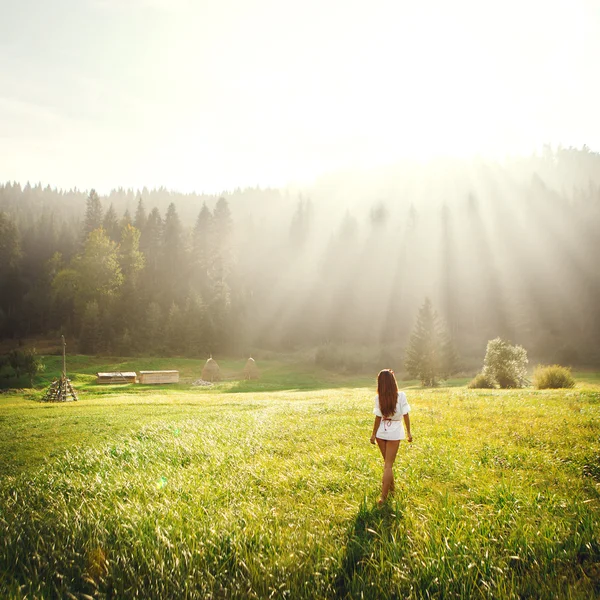 Meisje in de zon — Stockfoto