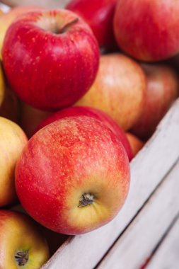 bir kutu içinde elmalar