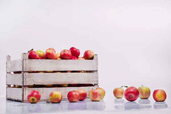 Äpfel in einer Schachtel — Stockfoto