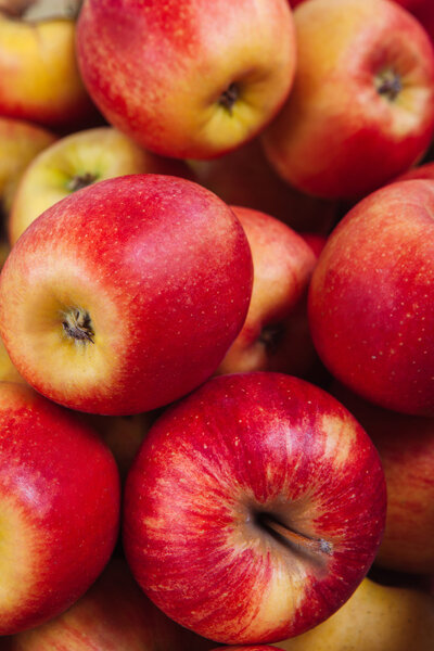 Яблоки в коробке
