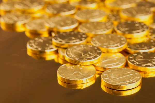 Goldmünzen auf Gold — Stockfoto