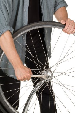 Adam bir bisiklet üzerinde ön tekerlek tamiri