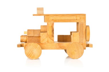El yapımı ahşap oyuncak araba beyaz arka plan üzerinde