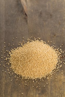 Yığın ahşap tahta üzerinde ham amarath tohumların