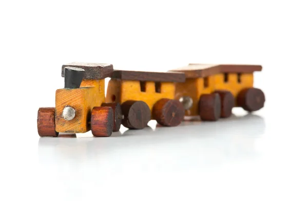 Trem de brinquedo de madeira com locomotiva e vagões em fundo branco — Fotografia de Stock
