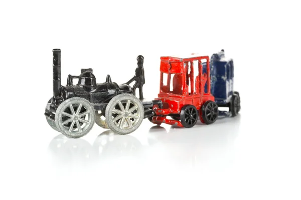 Spielzeugeisenbahn aus Metall mit Lokomotive und Waggons auf weißem Hintergrund — Stockfoto