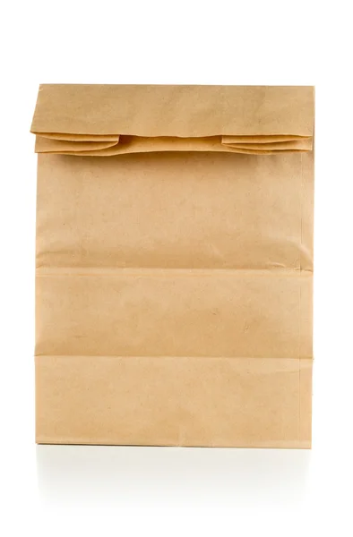 Переработанный коричневый бумажный мешок для собак на белом фоне — стоковое фото