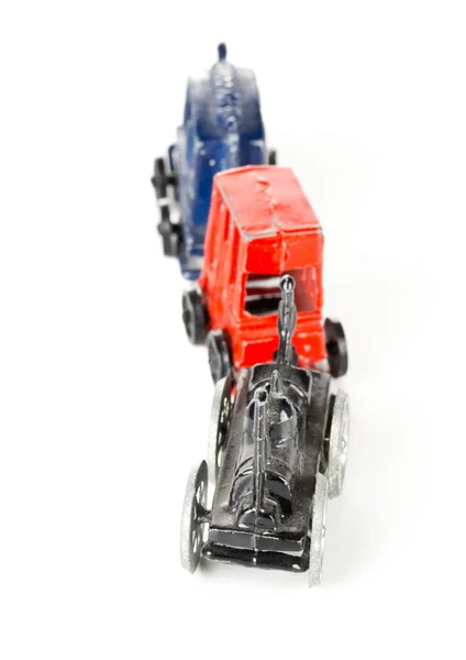 Spielzeugeisenbahn aus Metall mit Lokomotive und Waggons auf weißem Hintergrund — Stockfoto